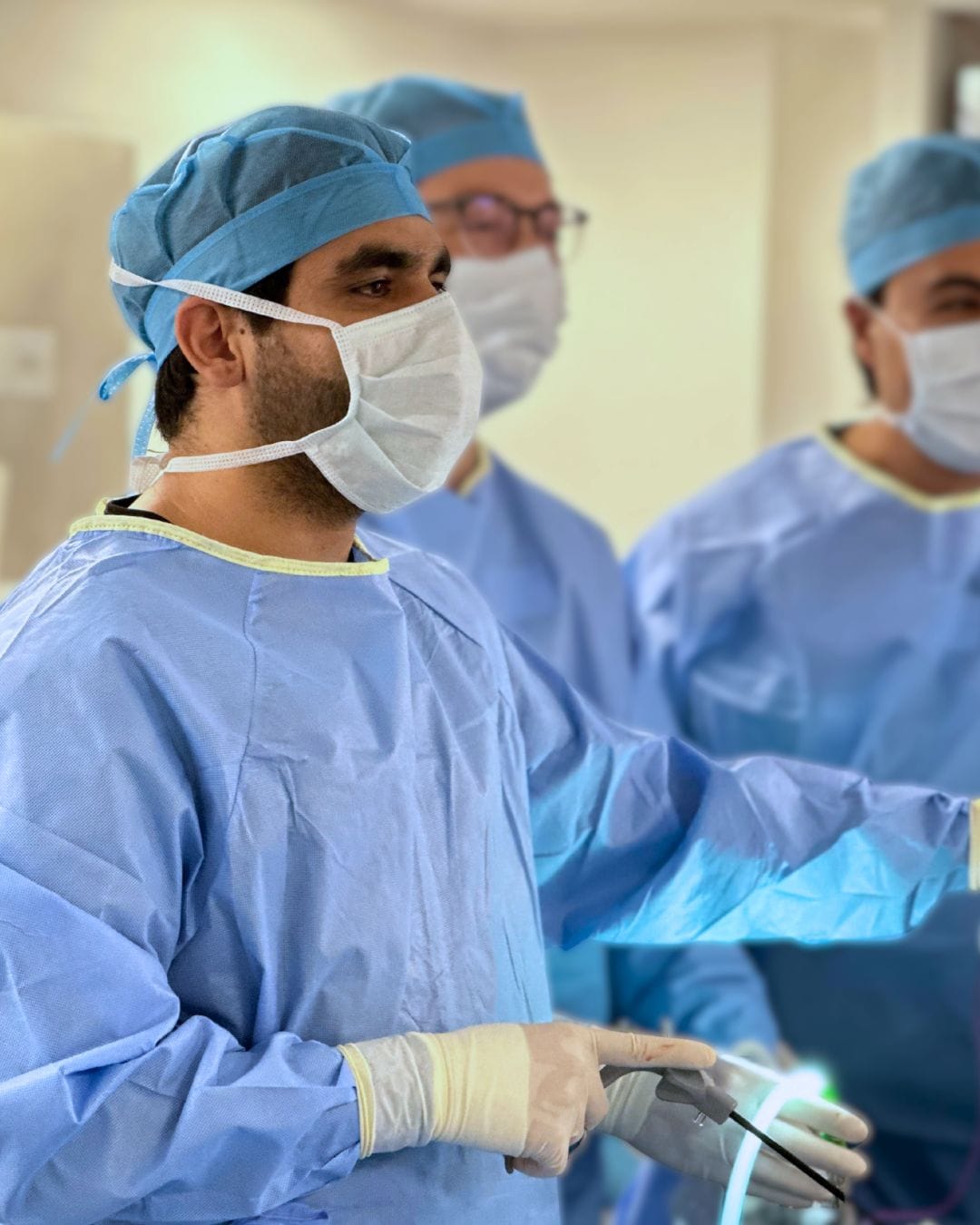 Urólogo en quirófano realizando cirugía urológica especializada.