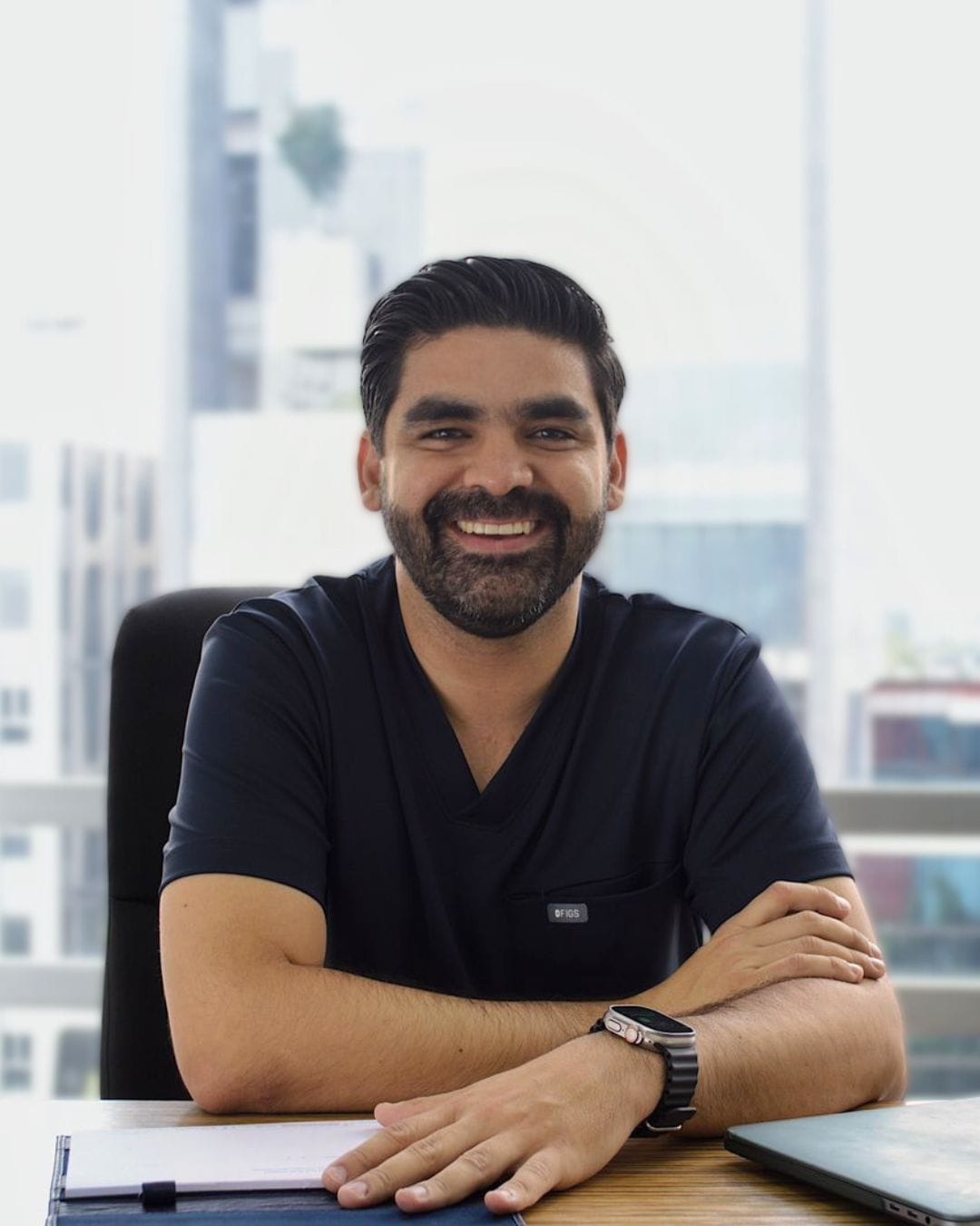 Dr Gerardo Solís urólogo oncólogo en CDMX, en consultorio médico especializado en urología